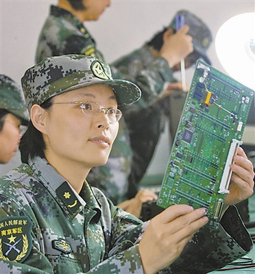 “通信尖兵”绽放演兵场 驻宁某通信装备技术大队女兵快速抢修装备纪实